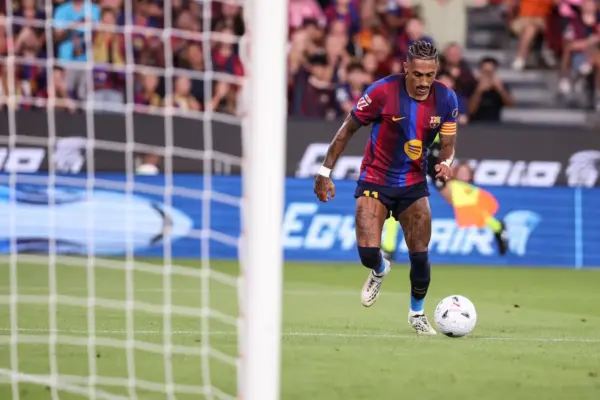 Without Julián, Raphinha proves Deco and Hansi Flick right