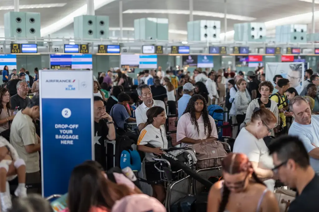 A ground services strike causes cancellations of flights from Barcelona airport