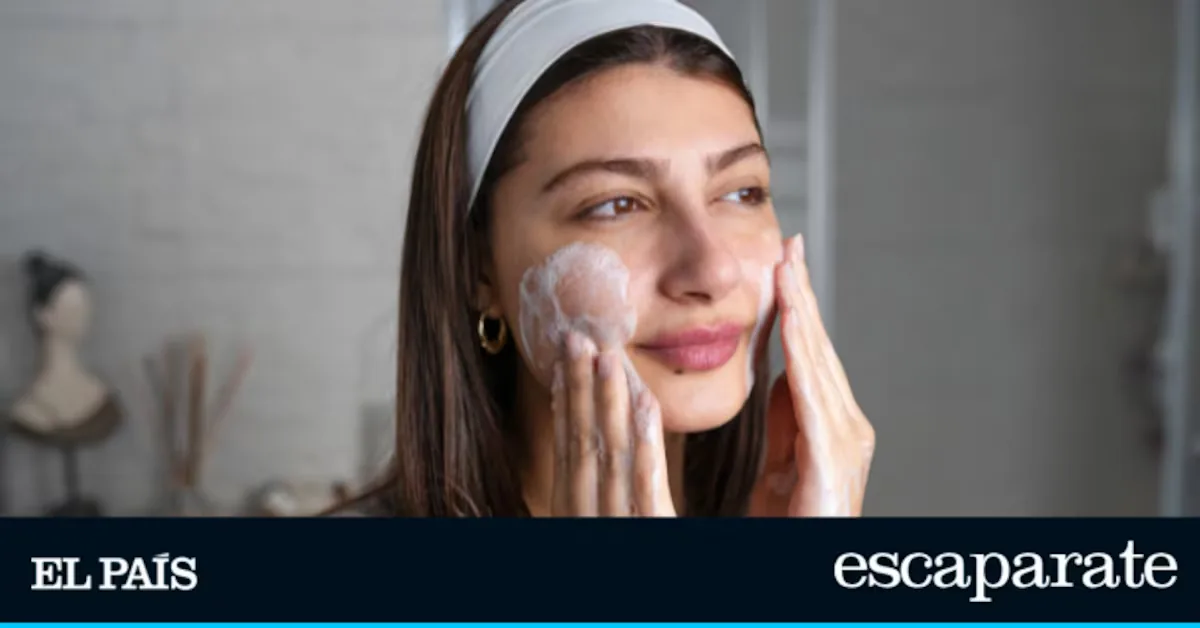 The cleansing gel that renews post-summer skin: exfoliates, evens out, and fights spots