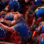 Today's La Tomatina, “as fun and as crazy” as ever: crushing the tomato with force and throwing it with enthusiasm