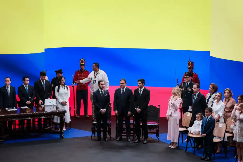 Abelardo de la Espriella swears in before the congressmen but gives his first speech to the military