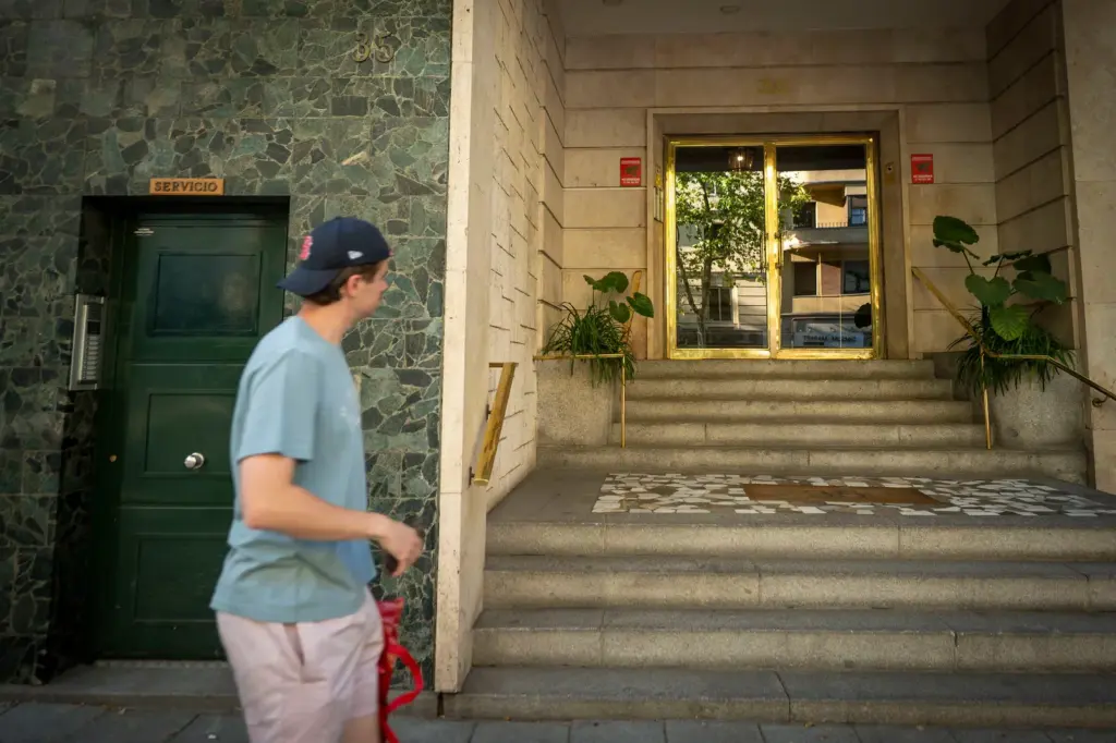 Welcome to the luxury penthouse tour route of Chamberí by the Ayuso Government: oysters and mystery in 485 square meters