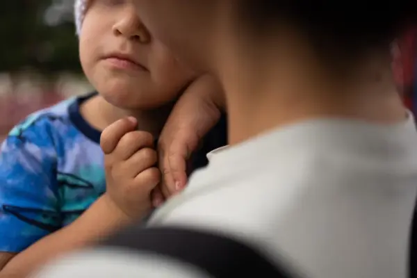 The broken world of a three-year-old child after the immigration detention of his dad