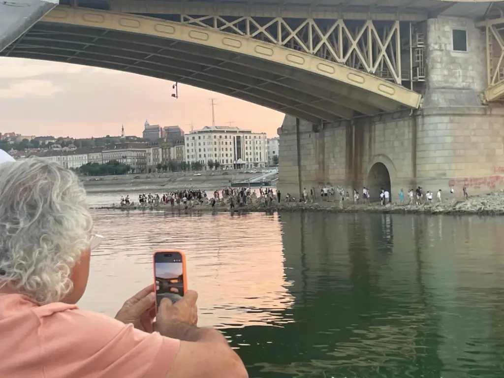 The drought ruins the Danube cruise for 120 Spaniards: "We are going to end up doing 1,500 kilometers by coach"