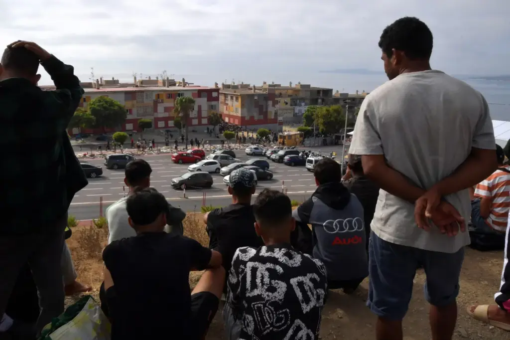 The police evacuate the camp set up next to the reception center in the Ceuta neighborhood of Loma Colmenar