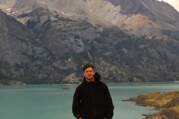 Who was Andrés Regueira, the Chilean mountaineer who died from a fall on the Huascarán snowfield in Peru