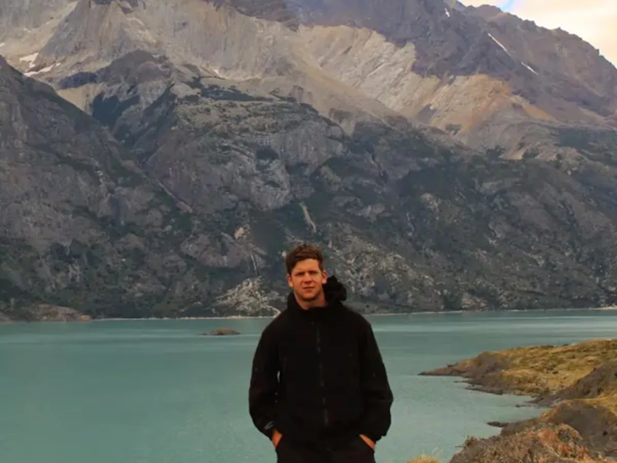 Who was Andrés Regueira, the Chilean mountaineer who died from a fall on the Huascarán snowfield in Peru