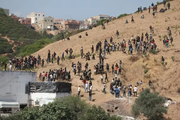 Morocco thwarts the attempt of hundreds of sub-Saharan migrants to reach Ceuta