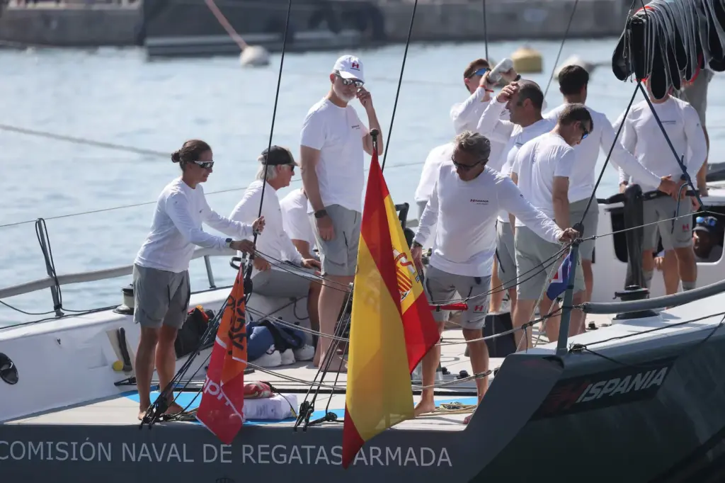 The entire Royal Family dresses in summer attire to welcome Balearic society in Marivent
