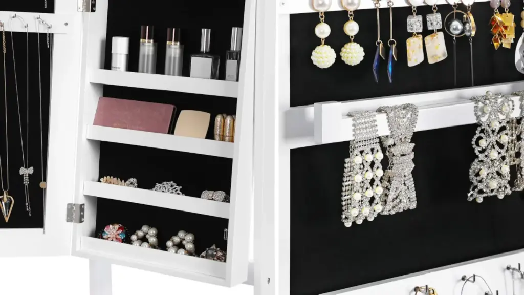 Well-organized jewelry and costume jewelry without tangles: the perfect vertical jewelry box with mirror for small bedrooms