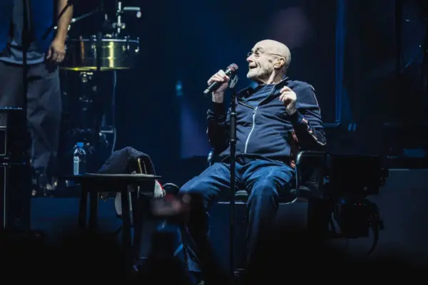 Phil Collins habla de su hospitalización casi mortal por su alcoholismo: “Mis órganos se estaban paralizando. La gente venía a despedirse”