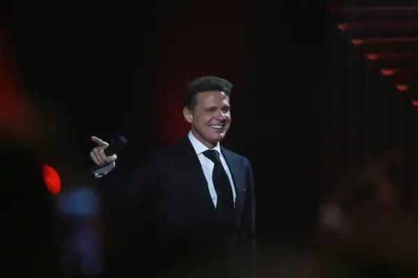 Luis Miguel reaparece lejos de los escenarios como protagonista de campañas publicitarias