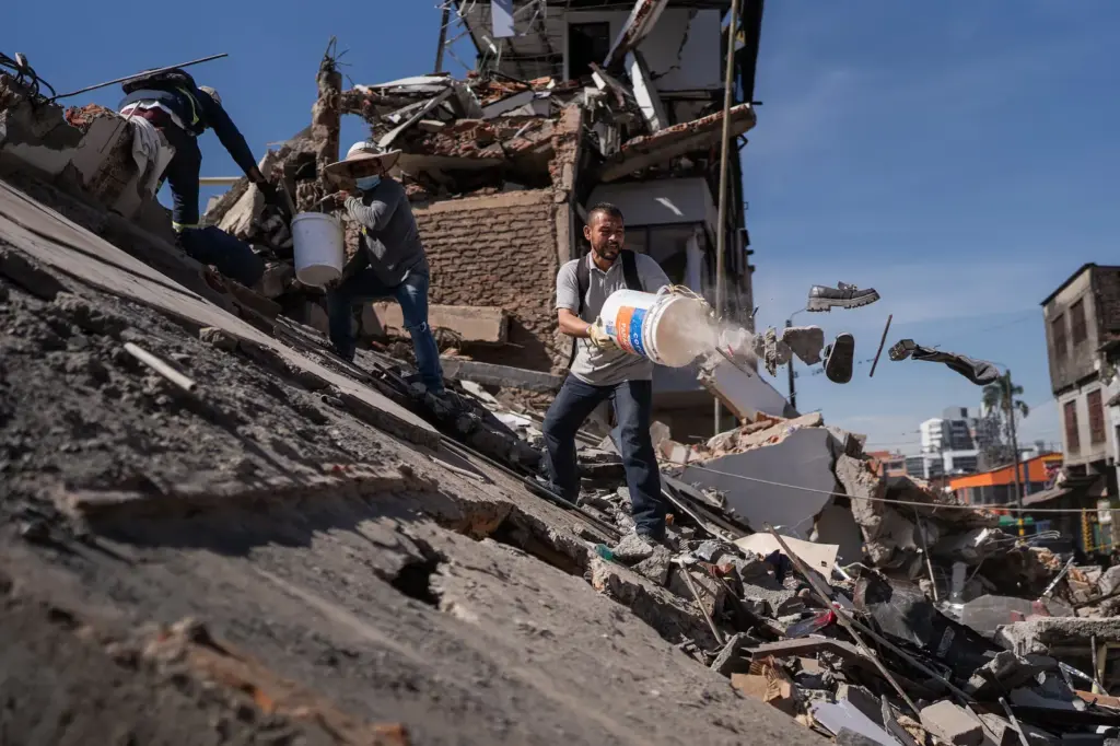 Colombia rallies to rescue earthquake survivors: “Don’t wear yourselves out here, the only sign of life is on the other side”