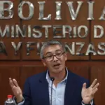 Paz dismisses his Minister of Economy under pressure from the Bolivian Assembly