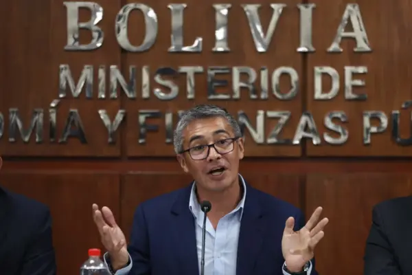 Paz dismisses his Minister of Economy under pressure from the Bolivian Assembly