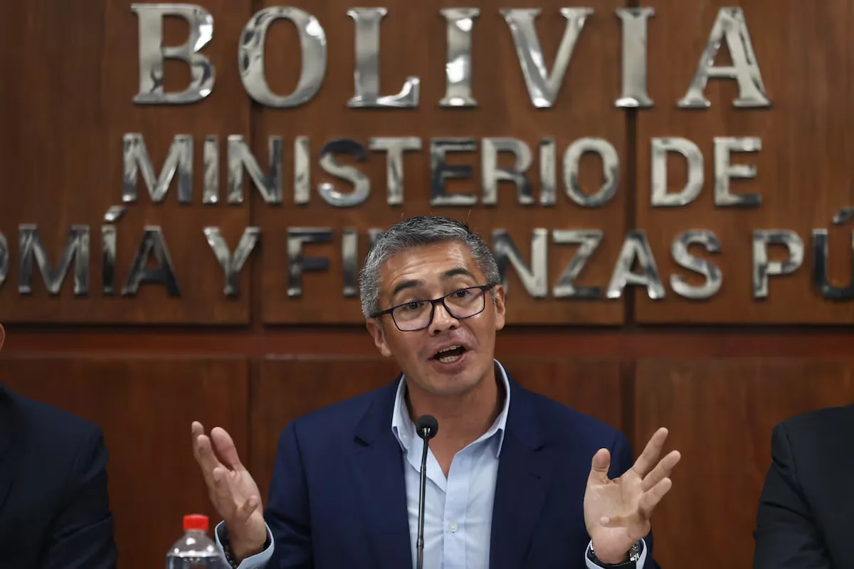 Paz dismisses his Minister of Economy under pressure from the Bolivian Assembly