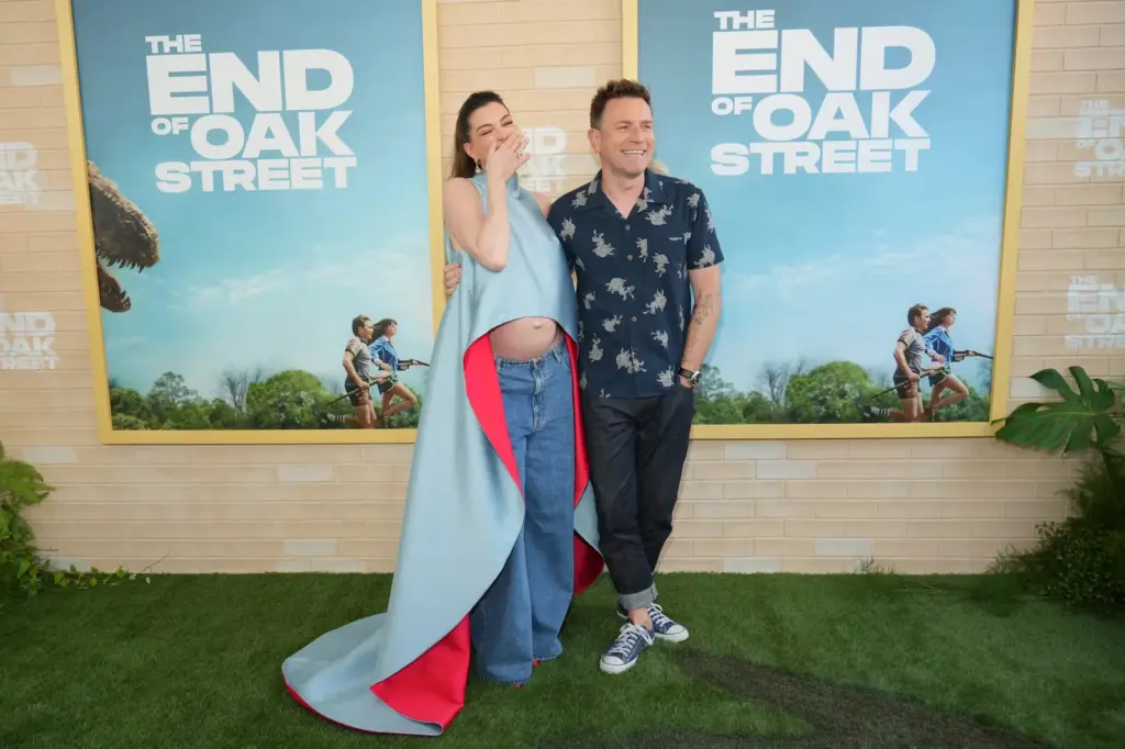 Anne Hathaway, pregnant, and Ewan McGregor at the premiere of 'The End of Oak Street' last August 9 in California. The film premieres in Spain this Friday.