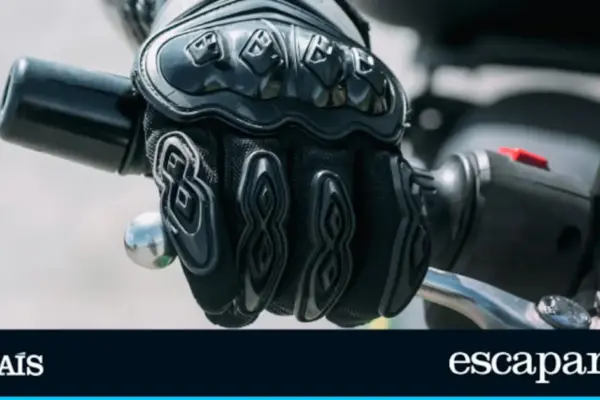 Motorcycle gloves that allow you to use your phone without taking them off and have thousands of purchases on Amazon