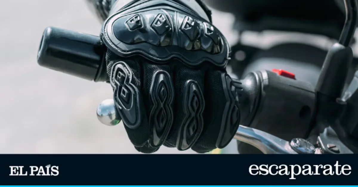 Motorcycle gloves that allow you to use your phone without taking them off and have thousands of purchases on Amazon