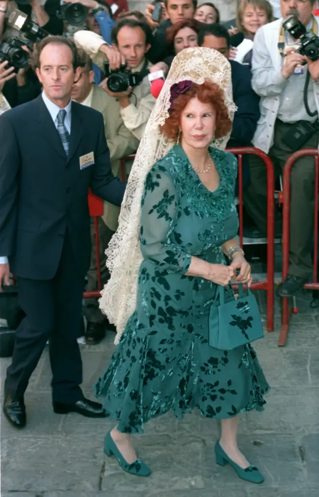 Cayetana Fitz-James Stuart vs Mar Flores: the day the duchess “knelt” before the model