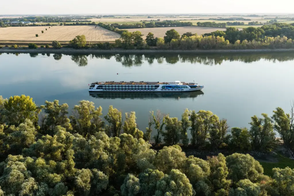 The drought ruins the Danube cruise for 120 Spaniards: "We are going to end up doing 1,500 kilometers by coach"