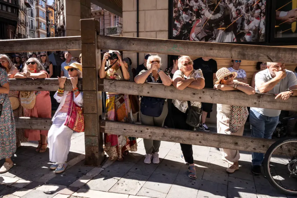 Flamenco On Fire closes by resuming its street pulse with recitals from the balconies