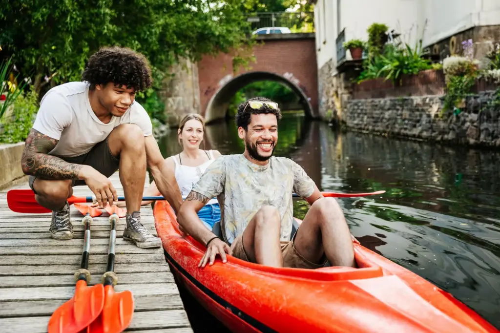 Friends, vacations, and different budgets: why money can be a threat that ruins the trip