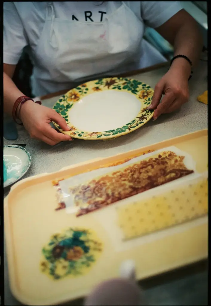 Tragedy and rebirth of La Cartuja's dinnerware: "It is the first time I heard a businessman say he wanted to expand the workforce"