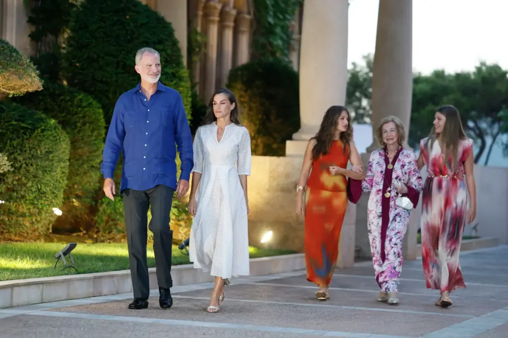 The entire Royal Family dresses in summer attire to welcome Balearic society in Marivent