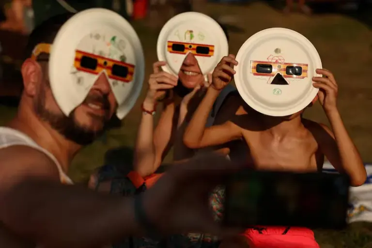 The eclipse conquers the heart of Spain
