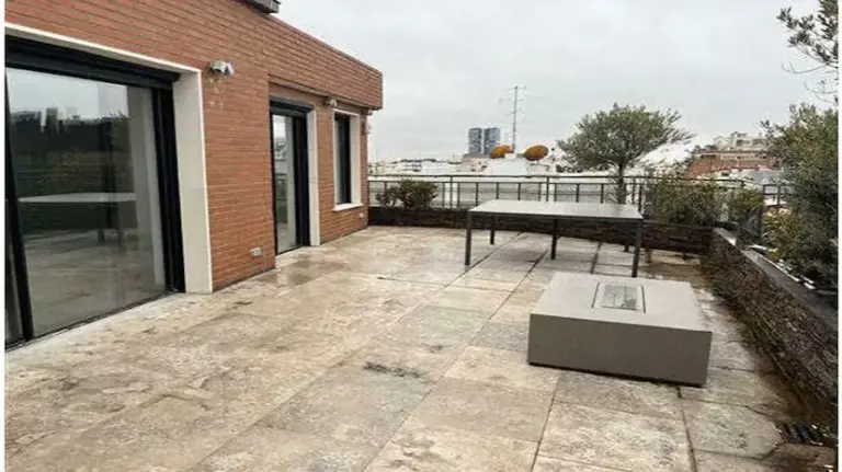 The commission from the Ayuso Government to the luxury real estate agency that sold the penthouse: “Between 250 and 400 meters and a large terrace”
