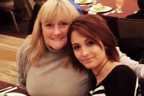 Paris Jackson reveals she met her mother, Debbie Rowe, at 15 years old: “I went downstairs and found her in the living room”