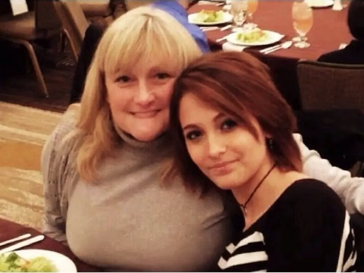 Paris Jackson reveals she met her mother, Debbie Rowe, at 15 years old: “I went downstairs and found her in the living room”