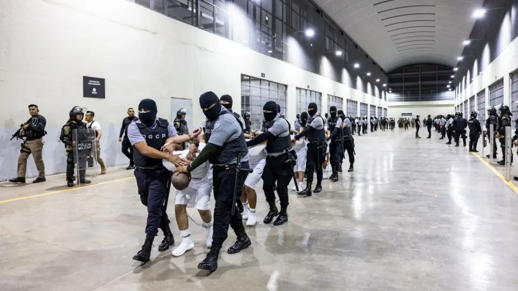 Juicios masivos sin garantías en El Salvador: “Los jueces tienen miedo, los están condenando a todos”
