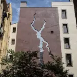 Barcelona pays tribute to the victims of femicide with the mural ‘L’escletxa’ on a wall in El Born