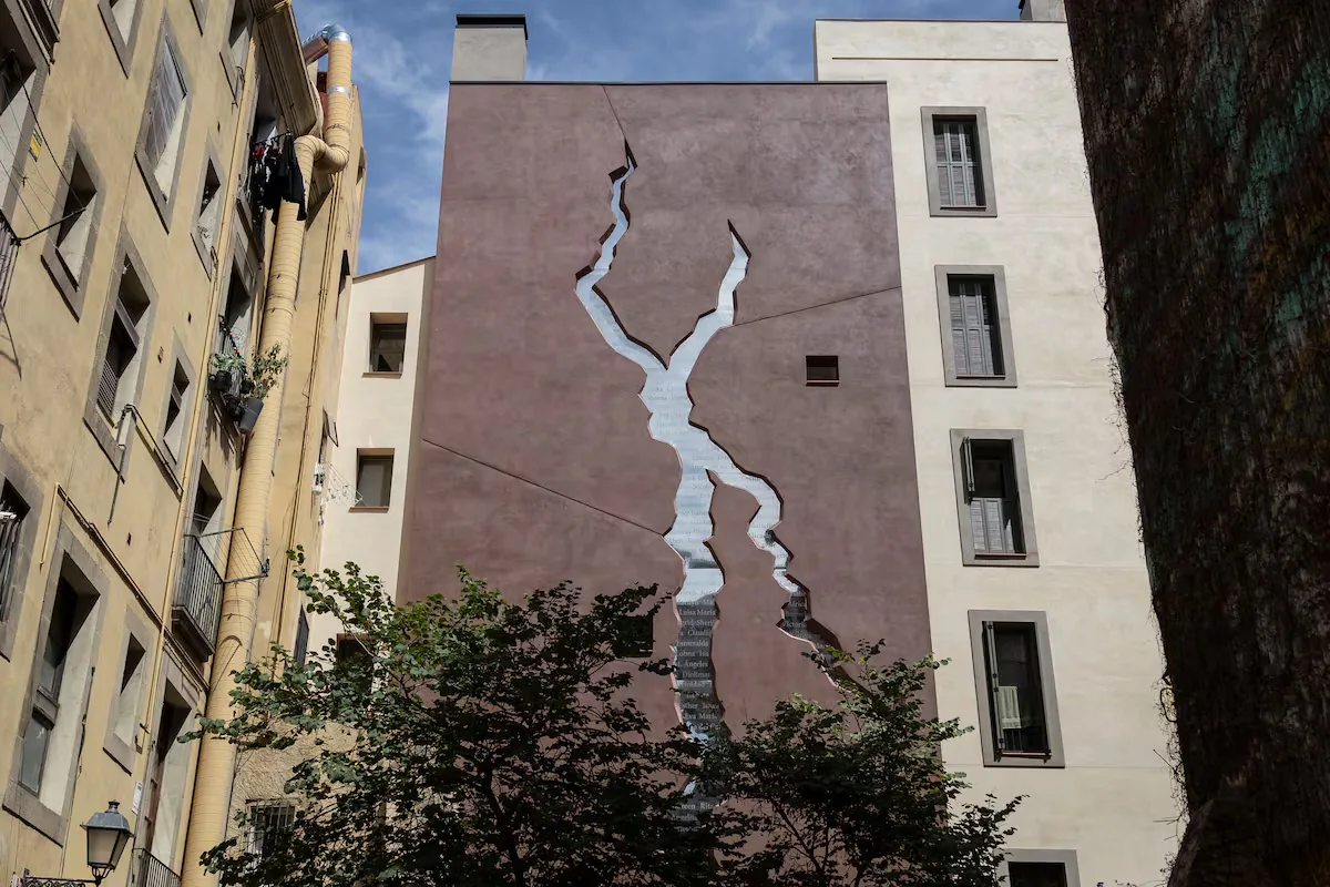 Barcelona pays tribute to the victims of femicide with the mural ‘L’escletxa’ on a wall in El Born
