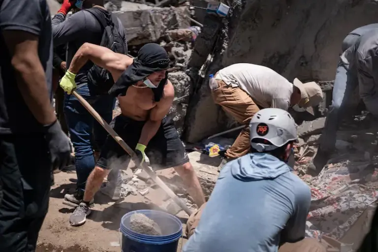 Colombia rallies to rescue earthquake survivors: “Don’t wear yourselves out here, the only sign of life is on the other side”