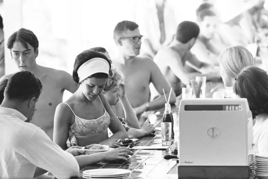 The beach bar, praise and vindication of a popular institution