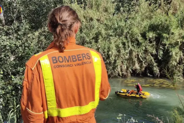 Investigate the discovery of a man's body in the Júcar River as it passes through Sueca, Valencia