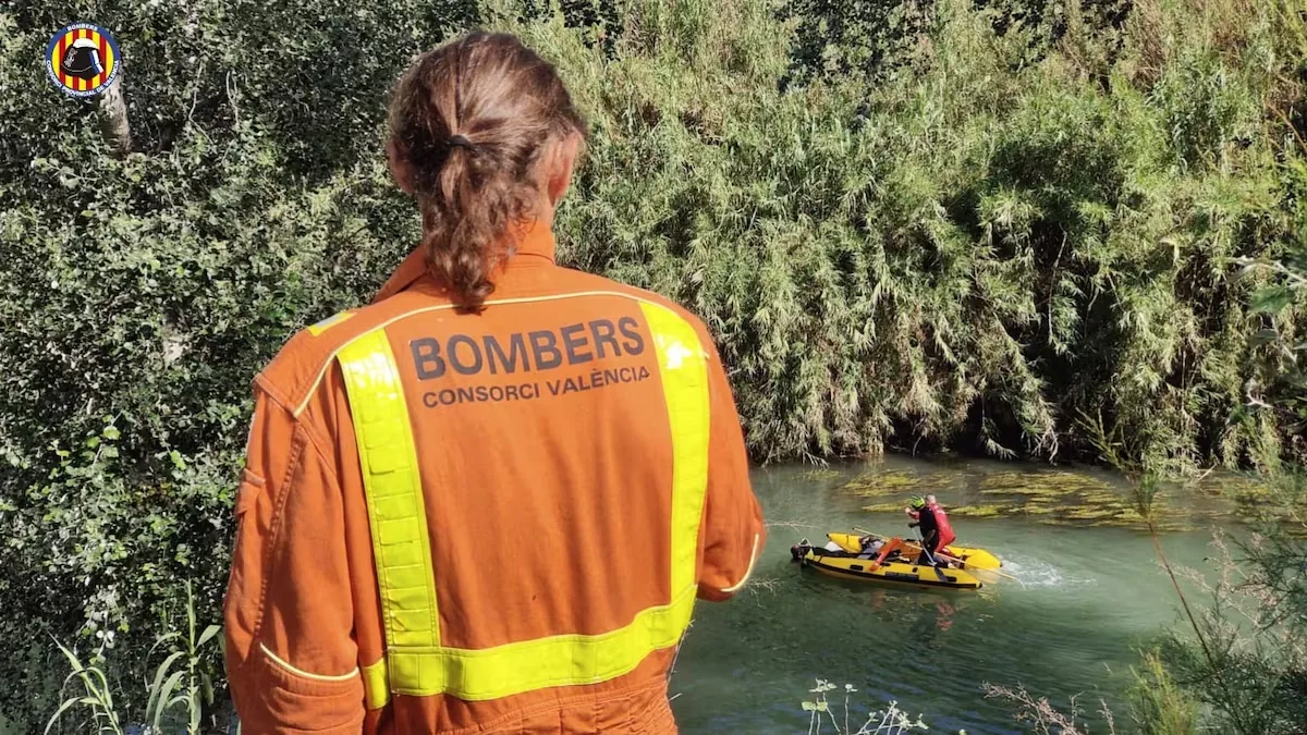 Investigate the discovery of a man's body in the Júcar River as it passes through Sueca, Valencia