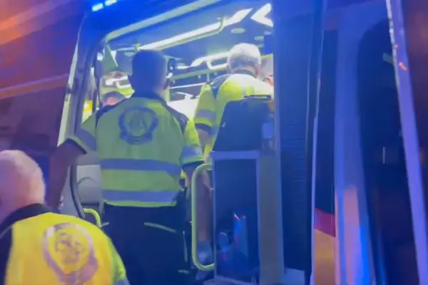 A 35-year-old woman in serious condition after being stabbed by her partner in Madrid