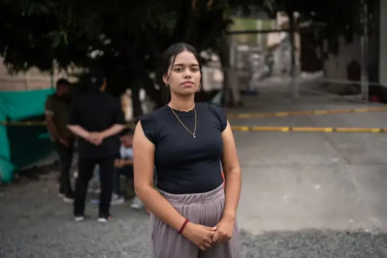 Families and rescuers question decisions of local authorities after the earthquake in Colombia