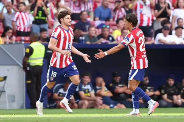 Julián Alvarez plays and listens to the reproaches from Atlético fans in the draw against Villarreal
