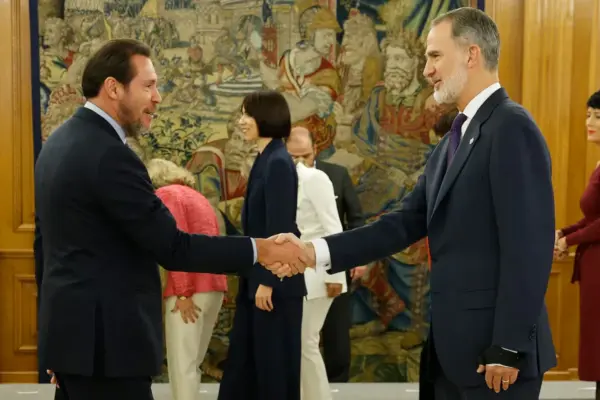 El ministro Puente explica su crítica al Rey por su foto con Javier Negre en Colombia: “Su imagen se contamina. Es inaceptable”