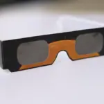 ¿Cómo hay que usar las gafas especiales durante el eclipse solar total del 12 de agosto?