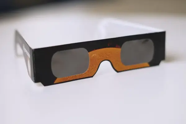 ¿Cómo hay que usar las gafas especiales durante el eclipse solar total del 12 de agosto?