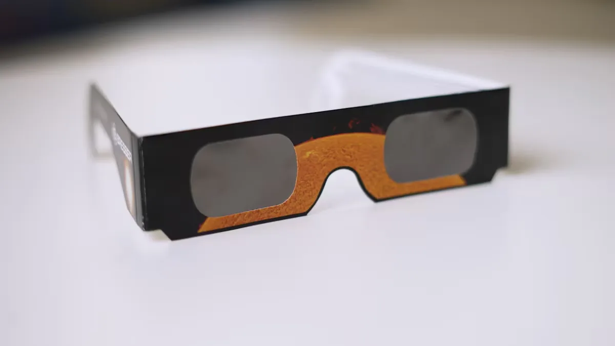 ¿Cómo hay que usar las gafas especiales durante el eclipse solar total del 12 de agosto?