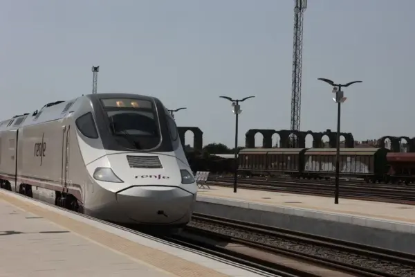 The fatal run-over of a person in Talavera de la Reina causes the closure of the Madrid-Extremadura train line