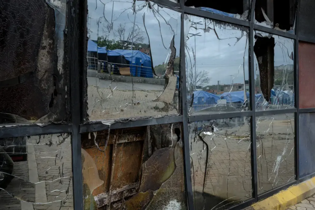 Two months after the earthquakes in Venezuela, La Guaira returns to work without tourism and amid the rubble