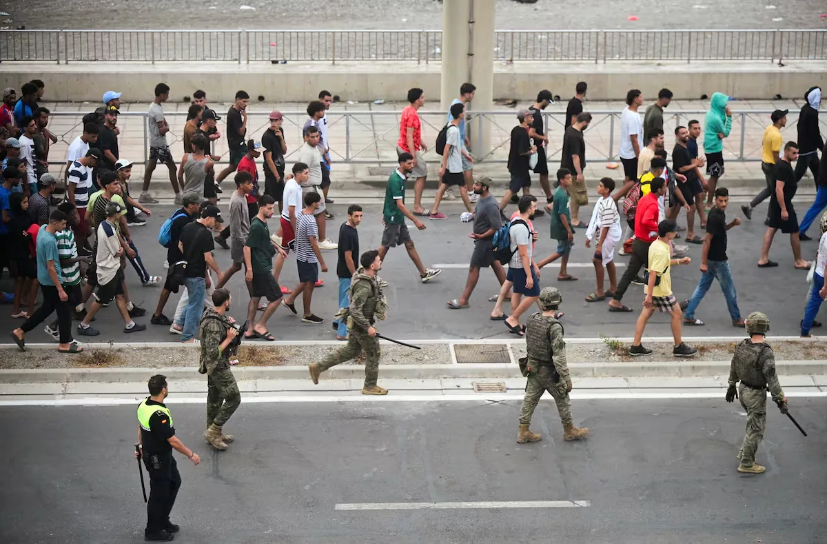 Latest news on immigrant entry to Ceuta, live | Installation of containment barriers on the Tarajal pier begins after a night of normality